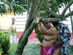 Indian beautiful maid hot sex at open garden!! viral sex