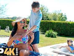 Mommy4k. sunstroke at the pool of love