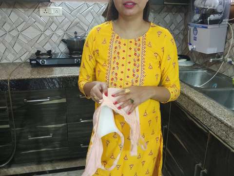 Desi bhabhi kitchen me khana bana rhi thi tbhi dever ne piche se li bhabhi ki