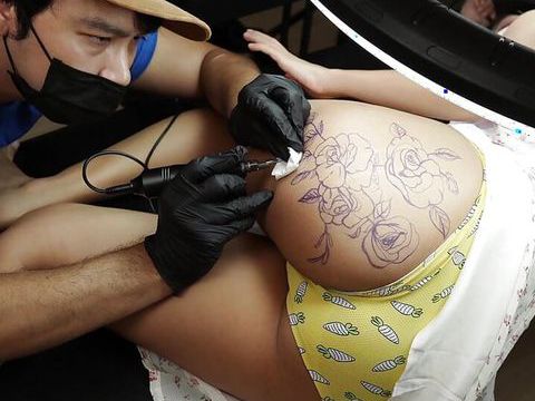 JerkMania presents: Tattoo artist can't focus while he saw female client's big ass !