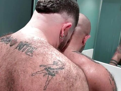 Find-Best-Videos.com presents: In the bathroom with phi